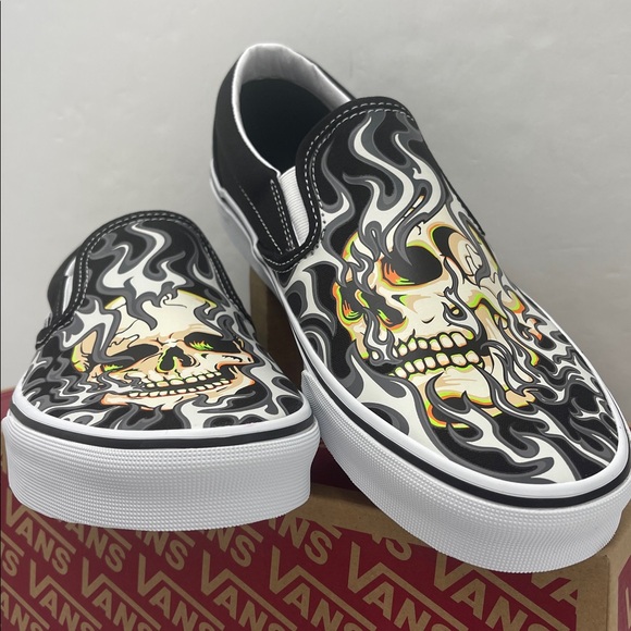 Vans WMNS Classic Slip-On
Flame Skull Black/True White
VN0009Q7BMX Sneakers - Picture 8 of 16